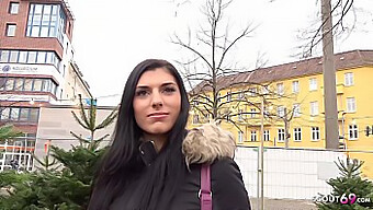 Tânăra Adolescentă Kristall Este Luată Și Sedusă De Un Herghelie Cu Experiență