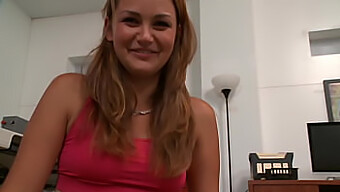 Allie Haze, Den Fantastiske Stedsøster, Oplever En Spændende Sybian-Tur, Før Hun Modtager En Spektakulær Creampie.