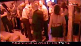 Sexe De Groupe Capturé Devant La Caméra Dans Un Club Échangiste Français