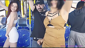 Una Donna Sexy È Stata Accarezzata E Sborrata Dentro Un Autobus Trafficato!