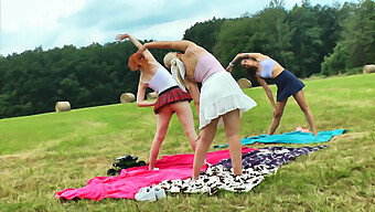 Tschechische Rothaarige Fitnessmaus Praktiziert Yoga Und Gymnastik In Schuluniform Im Freien