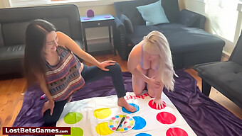 Lesbisk Twister-Spel Leder Till Het Sexlek Och Leksaksanvändning