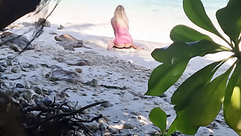 Une Ado Blonde Se Fait Baiser Sur La Plage Dans Une Vidéo Amateur