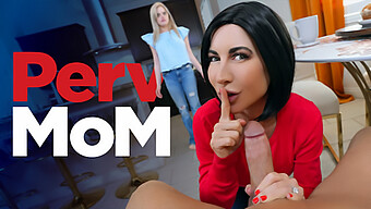 Tráiler De Alta Definición Para El Último Video De Pervmom Con Un Coño Afeitado, Vaquera Y Un Trío