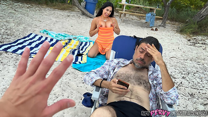 Serena Santos E Johnny The Kid Incontrano La Spiaggia Calda Con Sesso Pubblico E Posizione Della Cowgirl