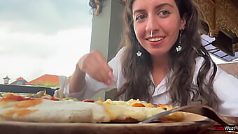 Adolescente Pequena Adora Comer Pizza E Levar Uma Enorme Gozada Facial Em Público Em Pov