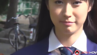 Tomomi Motozawa I Skoleuniform I En Het Scene Med En Klassekamerat.