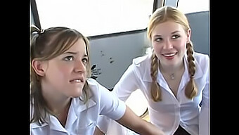 Les Jolies Adolescentes Tabitha Bleu Et Son Amie S'Amusent Dans Un Bus Scolaire En Haute Définition.