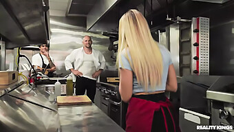 Intensa Azione Anale Con Khloe Kapri E Un Grosso Cazzo In Cucina