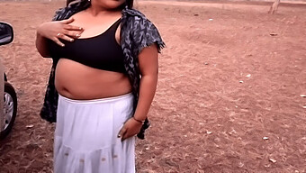 Femme Indienne Et Jeune Garçon Ont Une Romance En Plein Air Avec Des Seins Desi