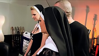 Kinky Katolikus Apácák Csoportos Szexet Folytatnak A Vatican Hardcore Videóban