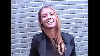 Gadis Vampire Stephanie Diliwat Dalam Perjalanan (Belgian Stephanie Kena Pancut Dalam Kereta)