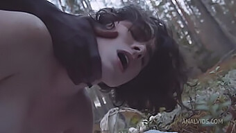 Darcy Darks Deepthroat-Fähigkeiten Und Intensive Analsex-Begegnung Mit Einem Großen Schwarzen Schwanz Im Wald