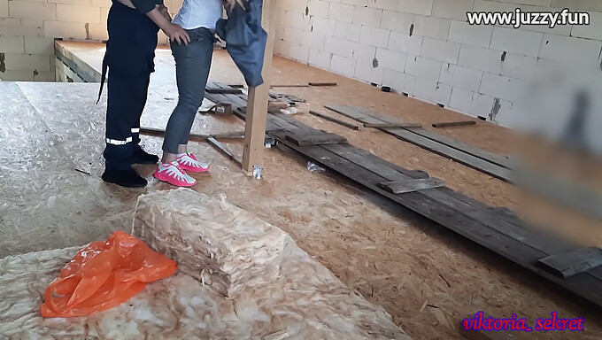 Une Femme Au Foyer Russe Satisfait Un Constructeur Avec Du Sexe Fait Maison