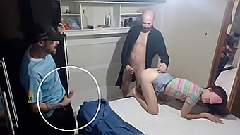 En Kone Med Bind For Øjnene Og En Ven Har Sex Med En Cuckold, Mens Han Ser Fra Klædeskabet I Amatørvideo