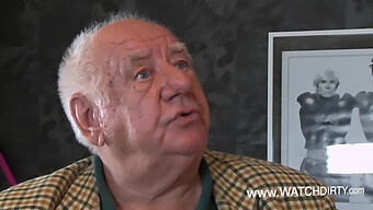 Mladá Dievčina Má Drsný Sex Pod Dohľadom Svojich Rodičov