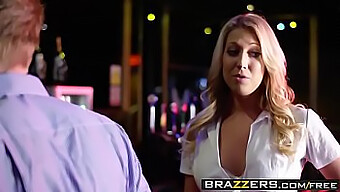 Grandes Tetas Naturais E Uma Buceta Molhada Em Uma Cena De Squirting Hardcore