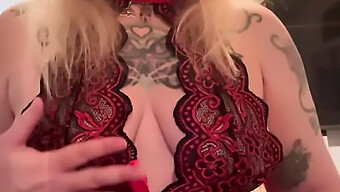 Madura Amateur En Lencería Roja Muestra Sus Tetas Naturales