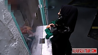 Gadis Arab Tinggal Di Hotel Dan Diliwat Dari Belakang.