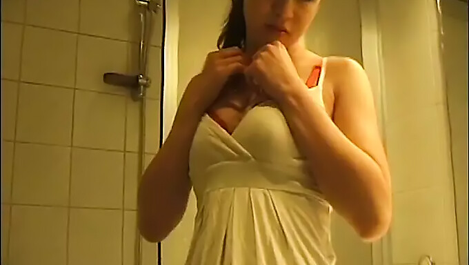 Dominika, En Ung Brunette Cam Pige, Bliver Fræk Og Viser Sin Barberede Fisse Frem