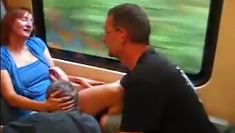 Pareja Madura Y Joven Cabalgan Juntas En Tren Público En Alemania