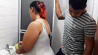 Sorprender A Mi Esposa En El Baño Lleva A Un Encuentro Apasionado