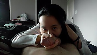 Gepassioneerde Orale Prestatie Van Jade Chan In Een Aziatische Camgirl.