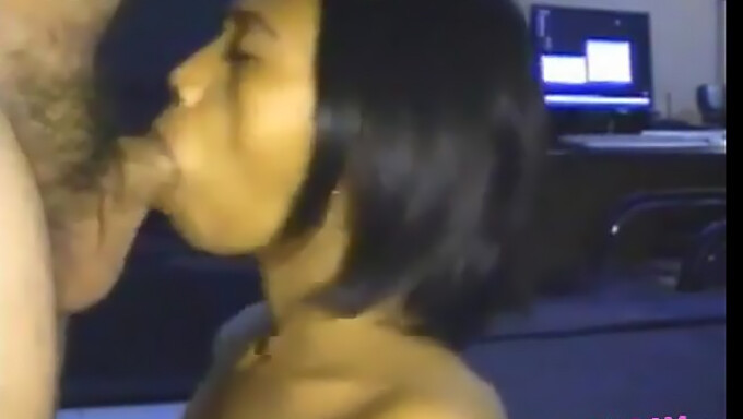 Asiatisk Skjønnhet Gir En Sensuell Blowjob