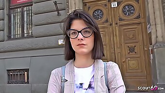 La Giovane Sara Passa Attraverso Un Casting Anale Profondo In Pubblico.