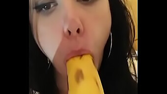 O Tânără Face O Muie Seducătoare Cu O Banană