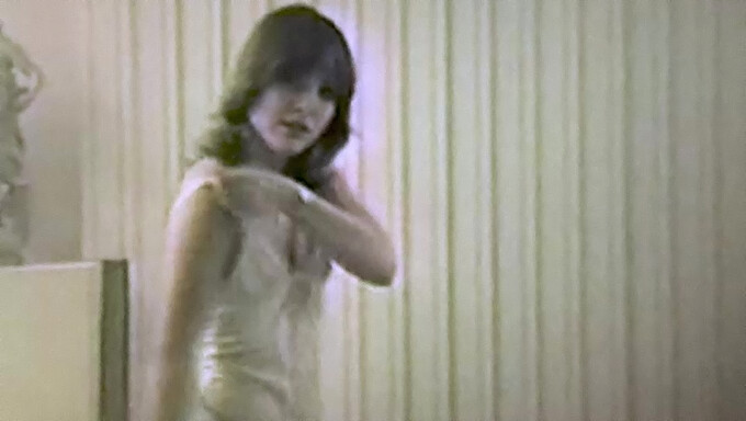 Vintage Amerikansk Skjønnhet Danser Sensuelt I Denne 80-Tallsinspirerte Videoen