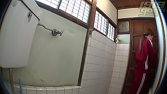 Mira Los Momentos Íntimos De Una Teen En El Baño