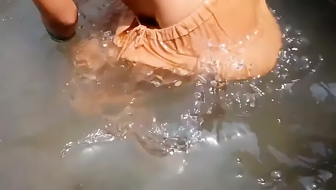 La Séance De Bain En Plein Air D'Une Adolescente Indienne Avec De Gros Seins Naturels