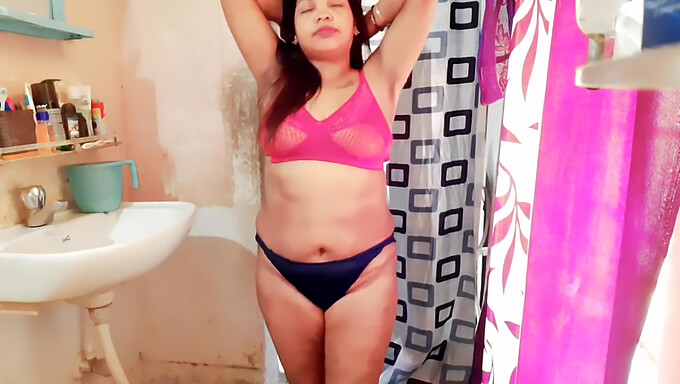 भारतीय Milf एक बिकनी में और पैंटी टीज़ बेडरूम में