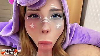 Pov Cosplay-Video Von Einhorn-Babe, Die Handjob Und Blowjob Gibt