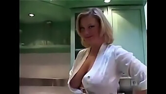 Una Milf Amatoriale Gode A Fumare Durante Una Sessione Di Video Intimo