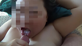 Aziatische Milf Geeft Een Slordige Deepthroat Blowjob