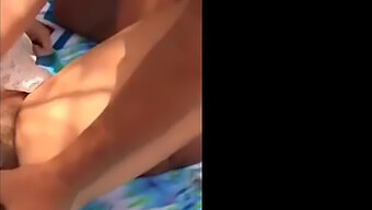 Durchsichtige Badeanzug-Babe Wird Wild Mit Einem Fremden Am Maspalomas-Strand