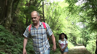 Video Porno Vintage: Garganta Profunda Y Paja En El Bosque Con Su Padrastro