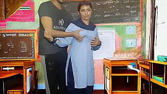 Primera Vez Follando A Una Colegiala India Con Su Profesor Y Un Compañero De Estudios.