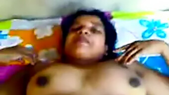 Tante Desi Dan Anak Muda Menikmati Kenikmatan Oral