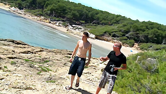 Dua Lelaki Bernafsu Menikmati Seks Di Luar Di Pantai Dengan Tetek Besar Semulajadi Dan Punggung Besar