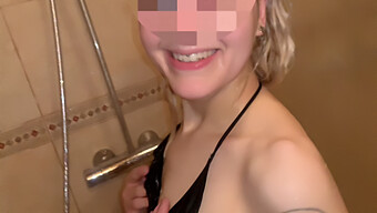 Jeune Blonde Italienne Fait Une Gorge Profonde Et Prend Une Sodomie Sous La Douche