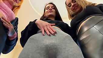 Sensuele Snuffelsessie Met Onderdanige Jonge Vrouwen In Bdsm Femdom Scene