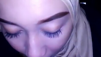 Arabityttö Faradina Kotitekoisessa Videossa Hijabilla