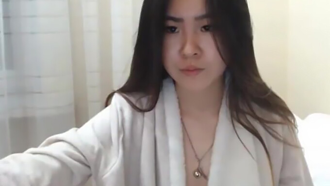 Seductive Asian Beauty Ejaculates On Camera