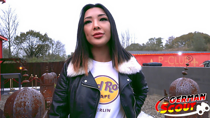 Straßencasting Führt Zu Wilder Begegnung Mit Jungem Thaigirl