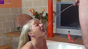 Blowjob Nhóm Và Deepthroat Với Việc Uống Nước Tiểu Cực Độ