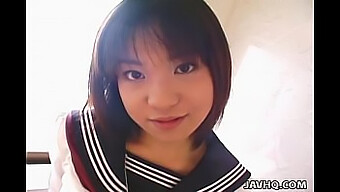 Le Visage D'Une Adolescente Japonaise Couvert De Sperme Dans Une Vidéo Non Censurée