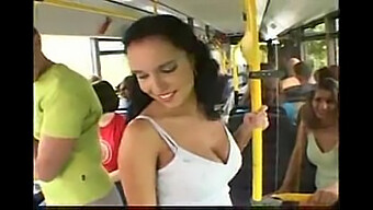 Busty Milf Laura Lion Viser Frem Sin Voyeuristiske Busstur.